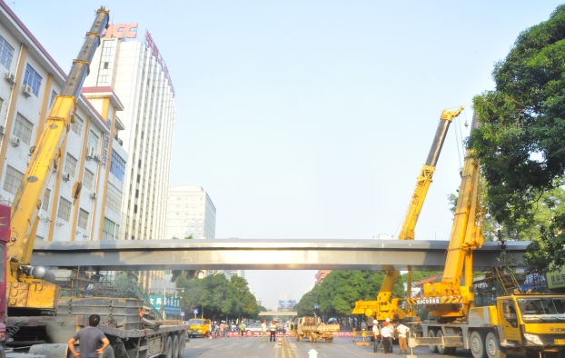 早上出门，市民惊喜地发现星湖路上横空多出了两座30多米长的天桥