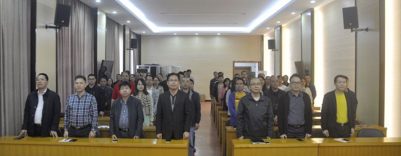 001在英武雄壮的国歌声中，整个党员职工起立致敬.jpg