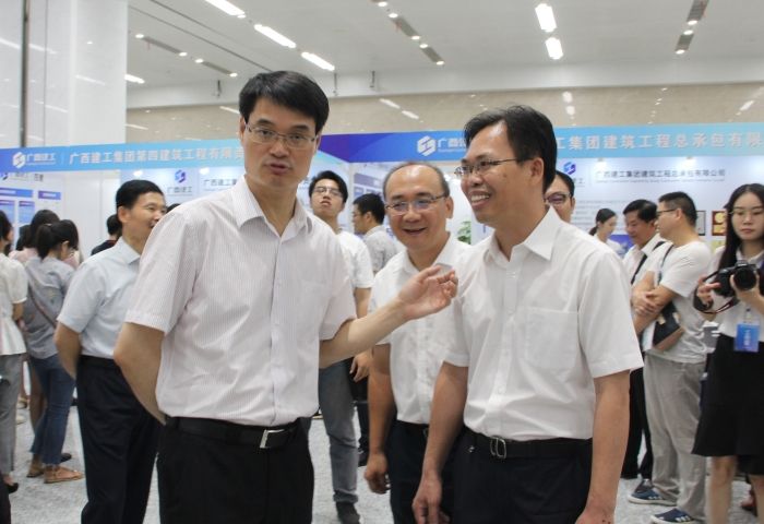 1529988295133407.jpg 广西j9游戏集团有限责任公司党委书记、董事长金宁运到公司展位相识招聘情况.jpg