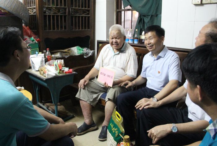 与退休老党员劳仕香围坐在一路互换.jpg