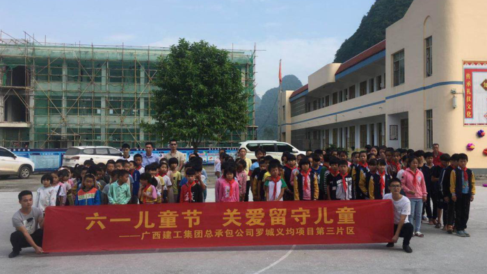 3与八联幼学的学生们合影留想。马国敏 摄700.png