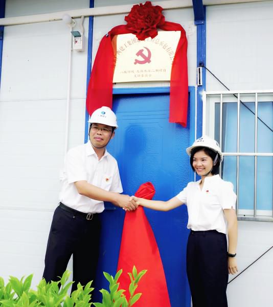 4.1陈祖训为项目党支部成立揭牌。谢微旋 摄700.JPG