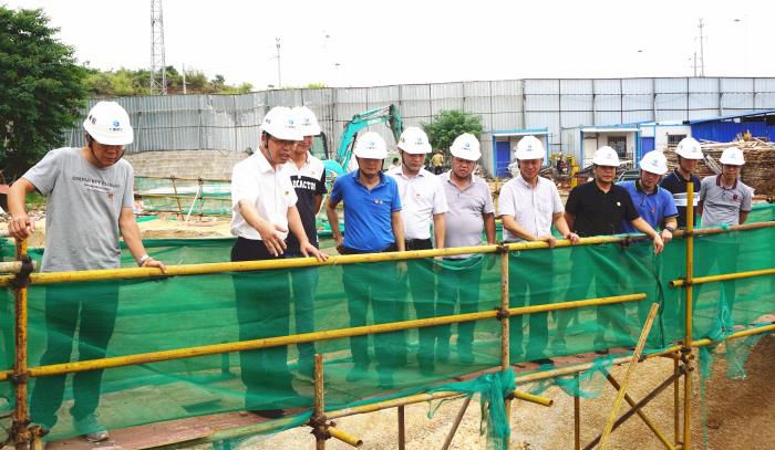 2.1陈祖训深刻施工现场进行查抄领导。谢微旋 摄700.JPG