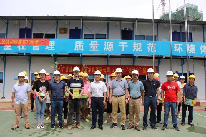 1送清冷活动现场。农茜茜 摄700.JPG