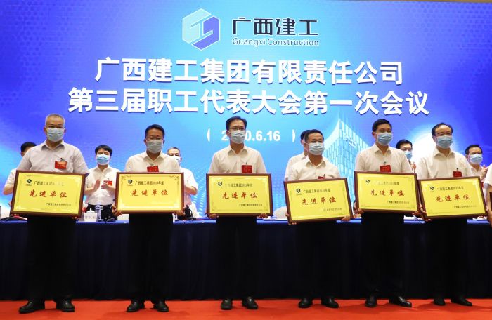 陈祖训上台领取广西j9游戏集团“2019年度先进单元”。李立云 摄.jpg