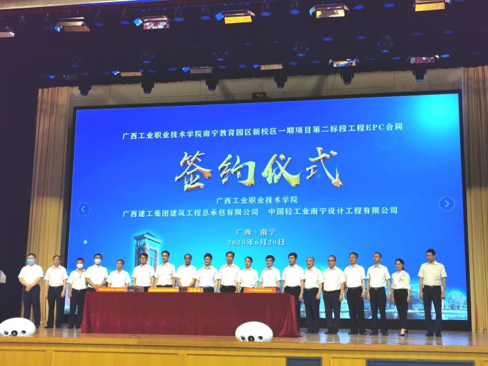 签约合影。 王瑾贞 摄.jpg