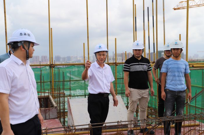 领导现场施工。侯建杰 摄.jpg