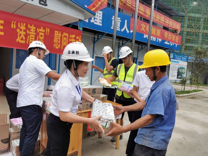 黄春玲给农夫工奉上清冷慰问品。 王瑾贞 摄.jpg