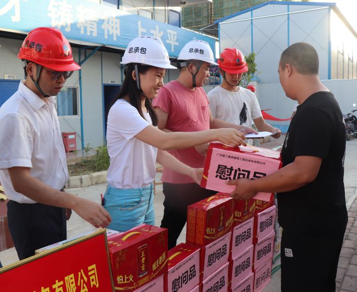 发放慰问品。 杨俊峰 摄.jpg
