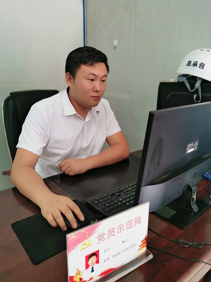 鲁立在办公室。冯翔  摄.jpg