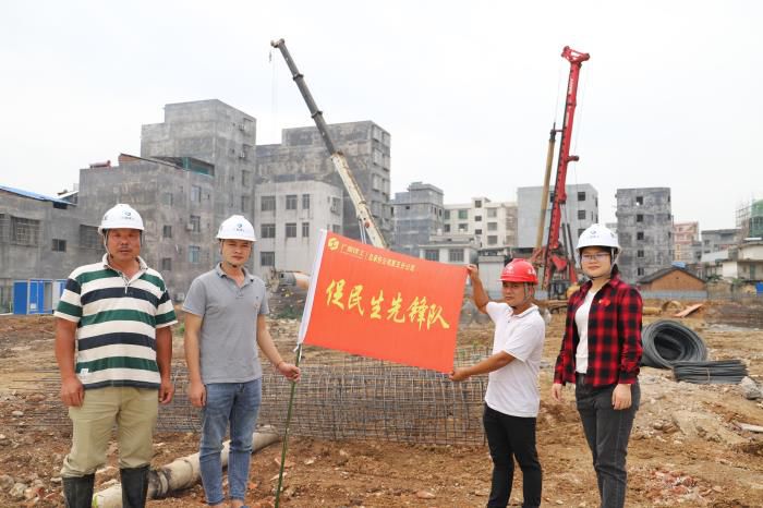 5.1授旗现场。侯健杰 摄 (2)700.JPG