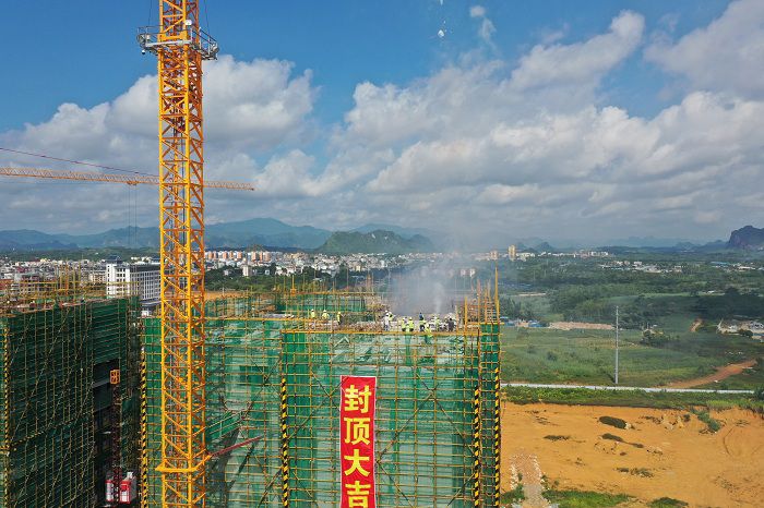 封顶照片。卢瑞阳 摄.JPG