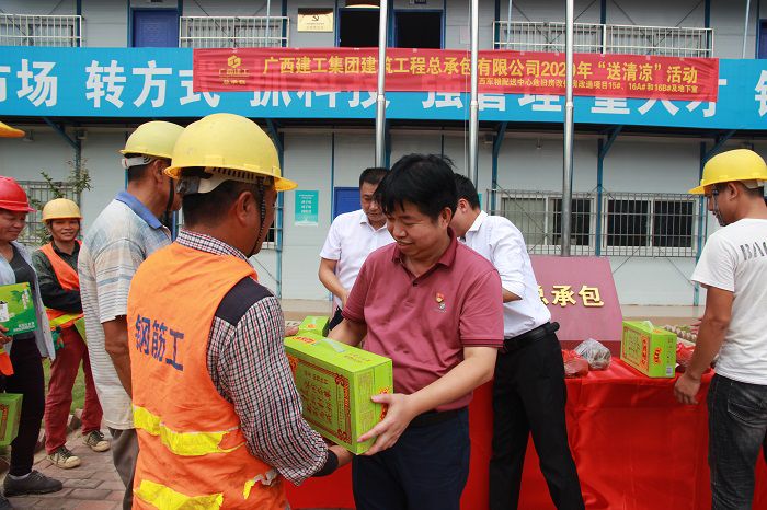 岑廷义在给工人发放慰问品。邓灿滨 摄.JPG