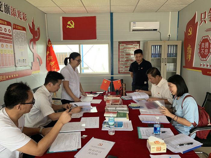 查抄资料现场。蔡怡灵 摄.jpg