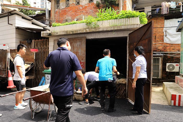 6算帐出的废旧杂物放入垃圾站.JPG