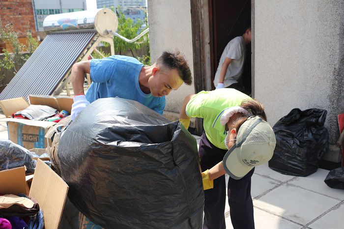 收运垃圾。刘萌萌 摄.JPG