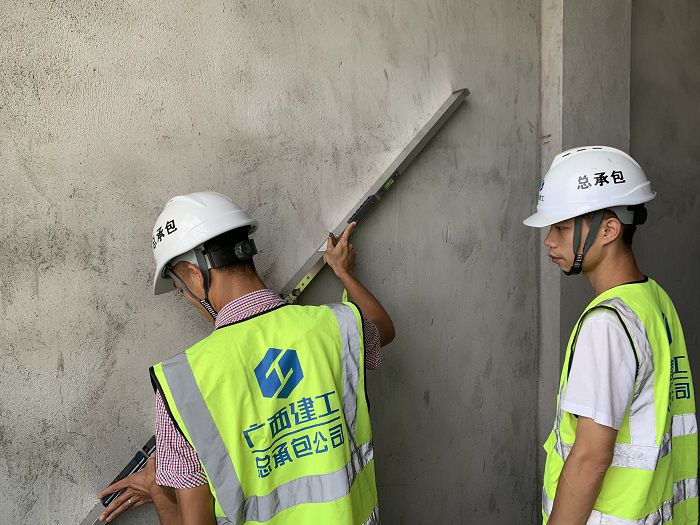 现场知识技术领导。梁宗吕 摄.jpg