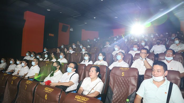 5号厅观影人员合影。邓灿滨 摄.JPG