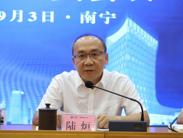 陆烜主持。李立云 摄.jpg