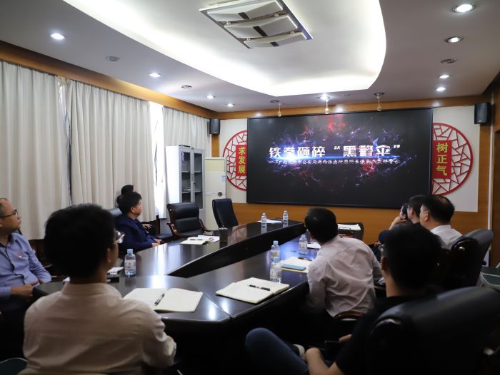 旁观警示教育片。韦文 摄.jpg