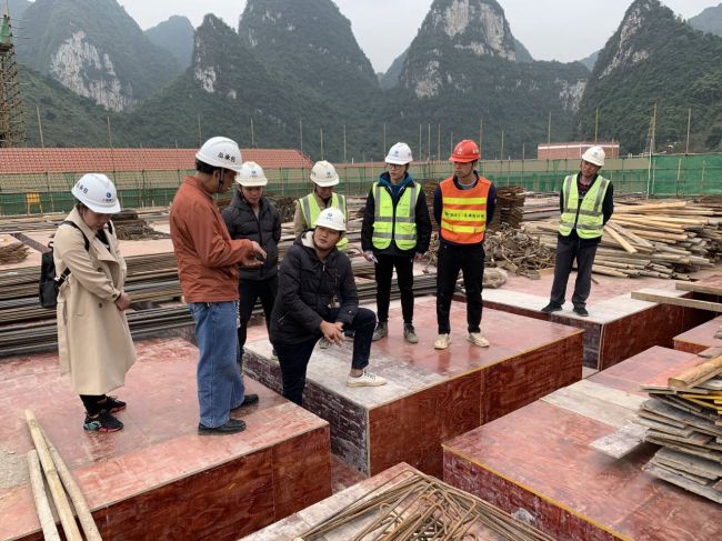 宏伟模板施工现场。陈志健 摄.jpg