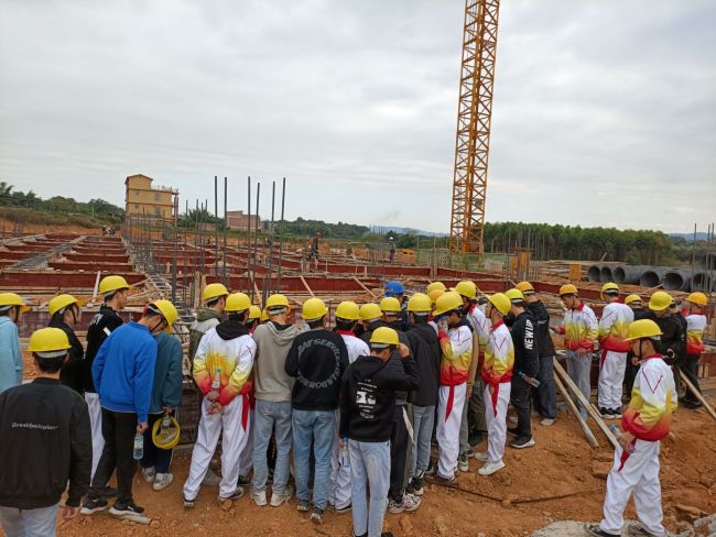 学生观摩进建现场。龙兆开 摄.jpg