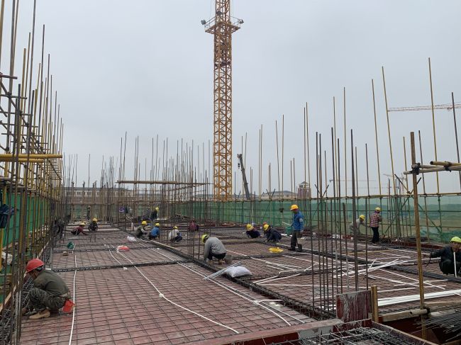基础讲授楼B区三层梁板钢筋施工现。ńㄍ迹.jpg