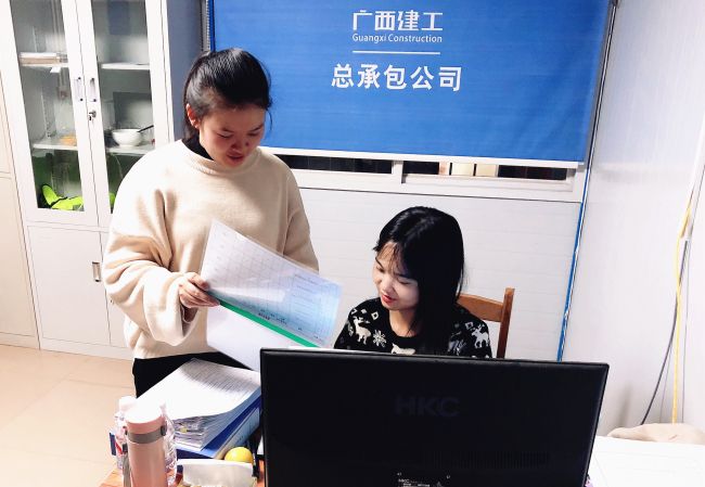 内业工作组加班加点力杏装当日事当日毕”；瓶『 摄.jpg