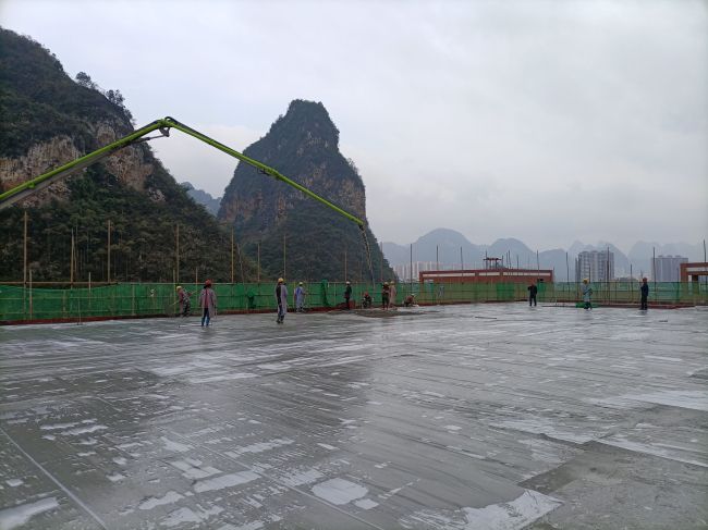风雨操场食堂屋面层混凝土浇筑现场。陈志健 摄.jpg