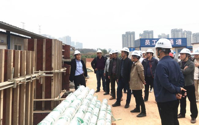 观摩现场，各人当真进建。雷黄冈 摄.jpg