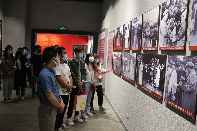 参观进建现场。张钊林 摄（建图）.jpg