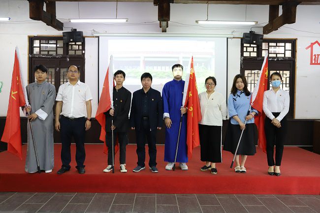 向青年职工授”青年突击队“旗号（建图）.jpg
