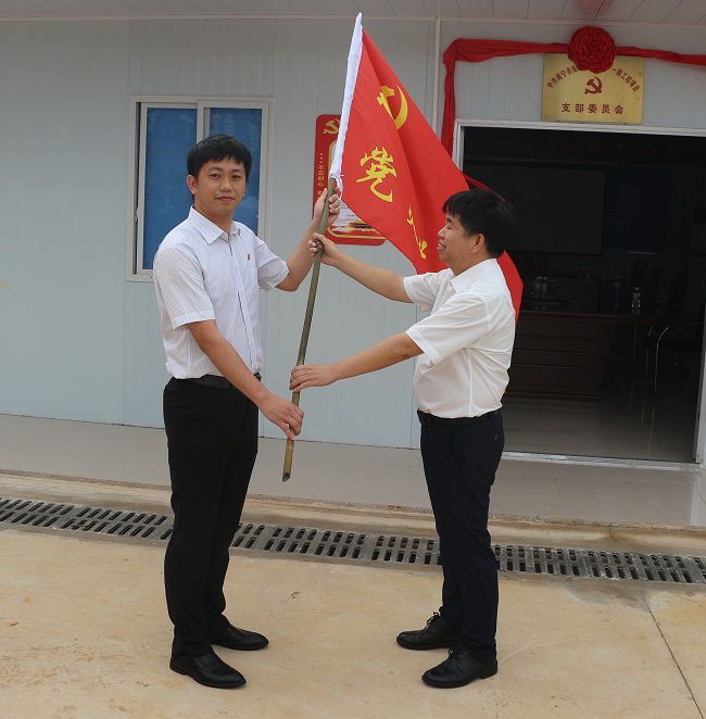 授旗典礼。张钊林 摄（建图）.jpg