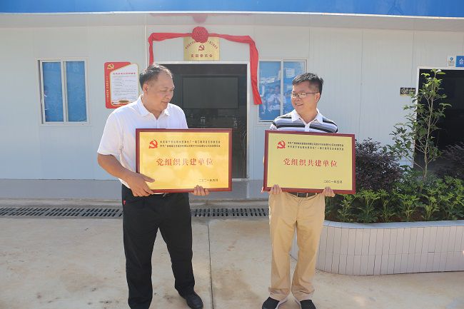 互赠牌匾。张钊林 摄（建图）.jpg