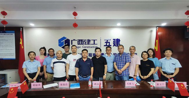 双方合影留想。五建设计钻研院供图（建图）.jpg