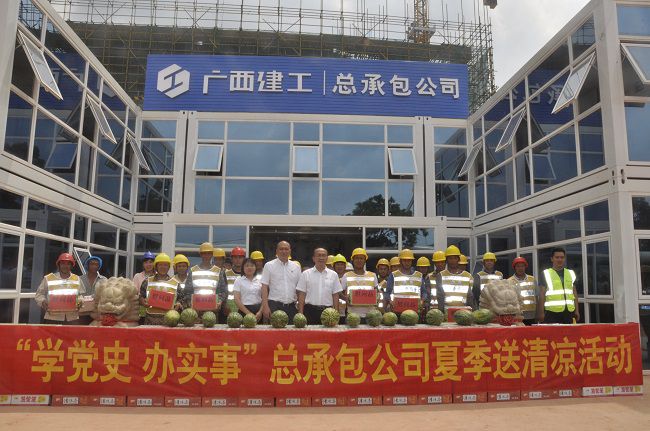 慰问活动合影。王瑾贞 摄（建图）.jpg