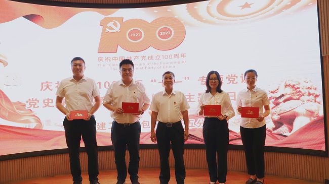 赠送政治生日贺卡合影。卢勤 摄（建图）.jpg