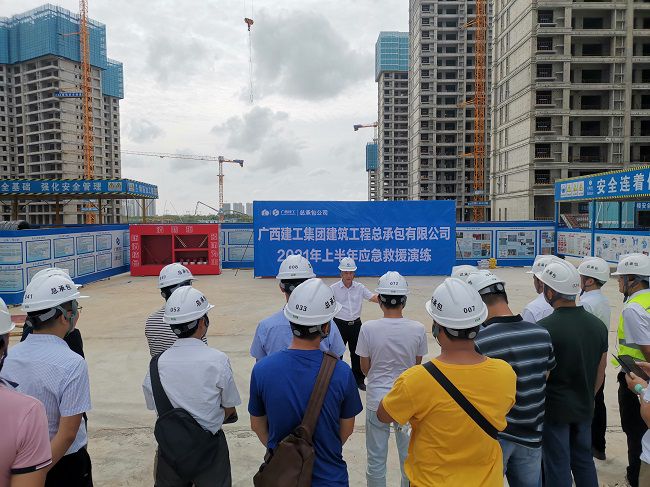 张强在演练前做批示；票ι 摄（建图）.jpg