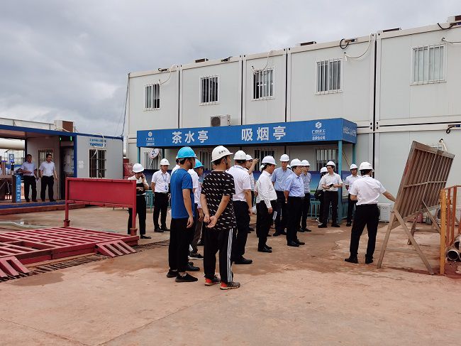 孙大光在听取项目情况汇报。祁建强 摄（建图）.jpg