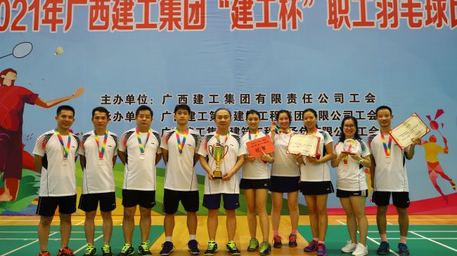 公司参赛队员合影.jpg