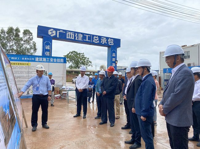 听取项目情况汇报（建图）.jpg