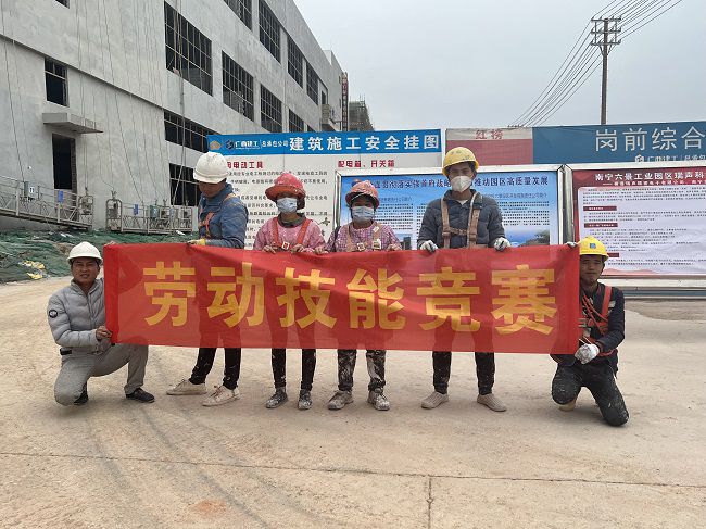 表墙涂料组合影。廖之锭 摄（建图）.jpg