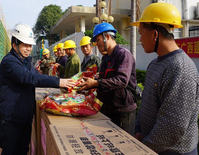 （建图）为一线工人发放慰问品。谢微旋 摄_副本.jpg