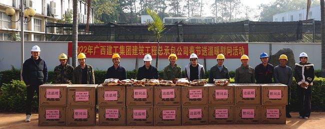 （建图）与一线工人合影。谢微旋 摄.jpg