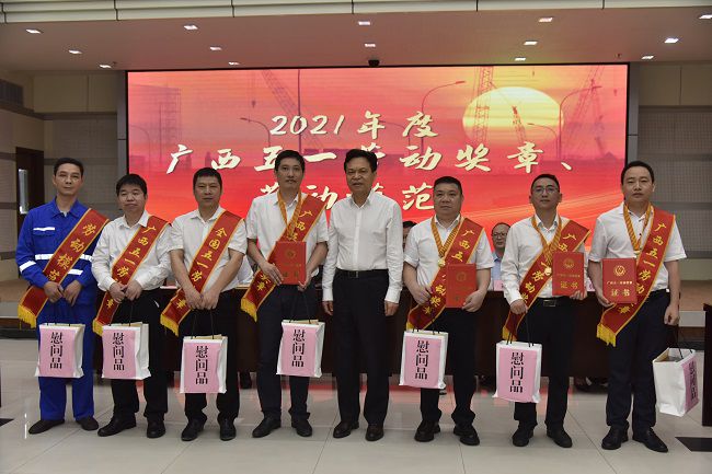 岑廷义上台领奖（建图）.jpg