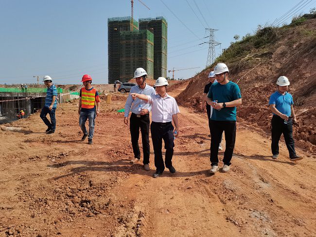 到直属分公司大派河项目查抄。梁海燕 摄（建图）.jpg