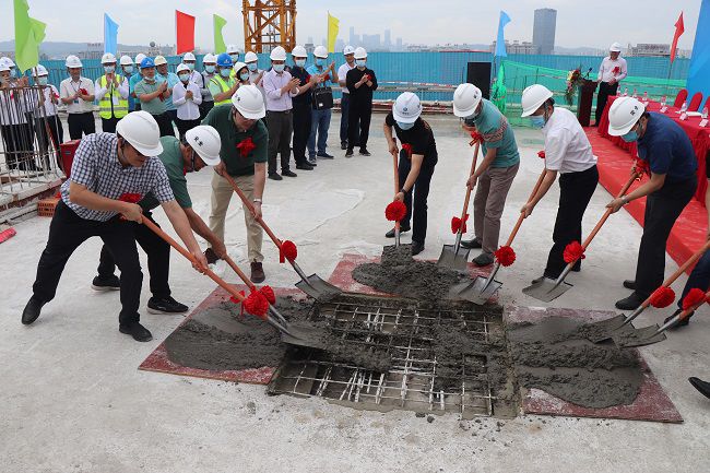 与在场嘉宾一起为封顶浇筑培土。周煜川 摄（建图）.jpg