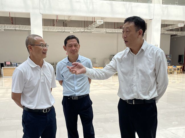 谢瑾瑜（右一）查抄现。ńㄍ迹.jpg