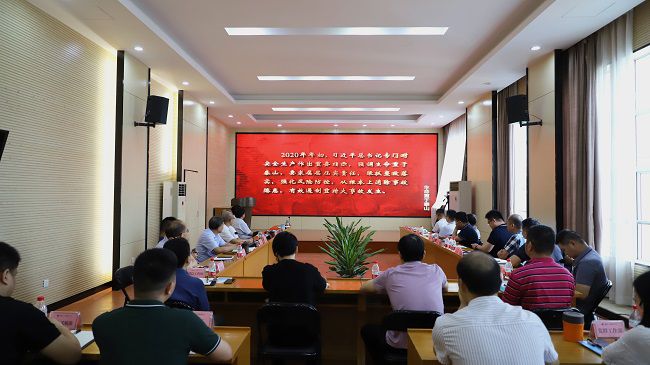 集中旁观《性命沉于泰山》教育宣传片。 郑诗宝 摄（建）.jpg