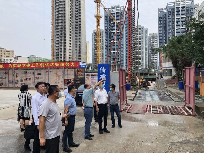 查抄施工现场。龚媚媚 摄（建图）.jpg